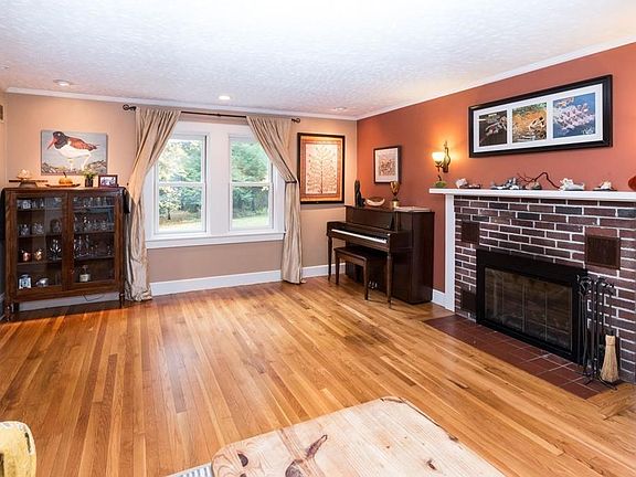 4th image of 178 Horse Pond Rd