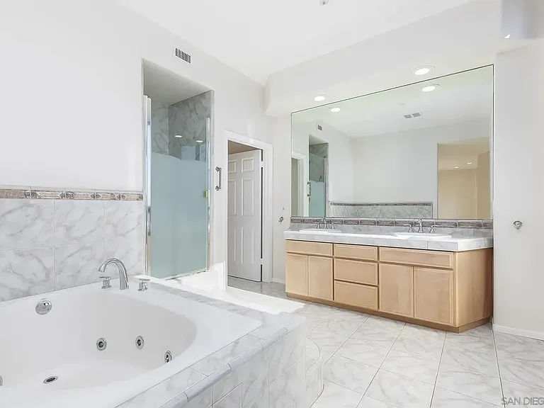 611 W G St W #321 — Photo 17