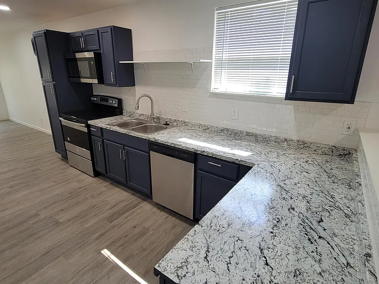 301 Robbins St — Photo 5