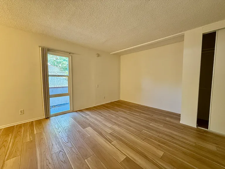 Vine Street Apartments — Photo 27