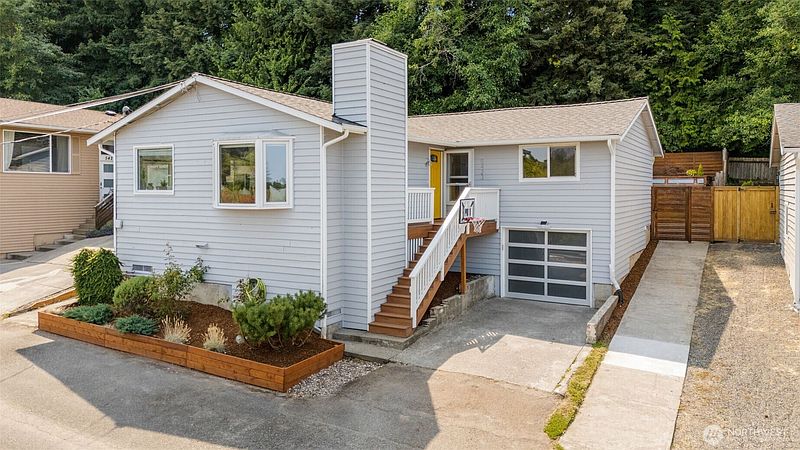 3rd image of 5423 31st Avenue SW