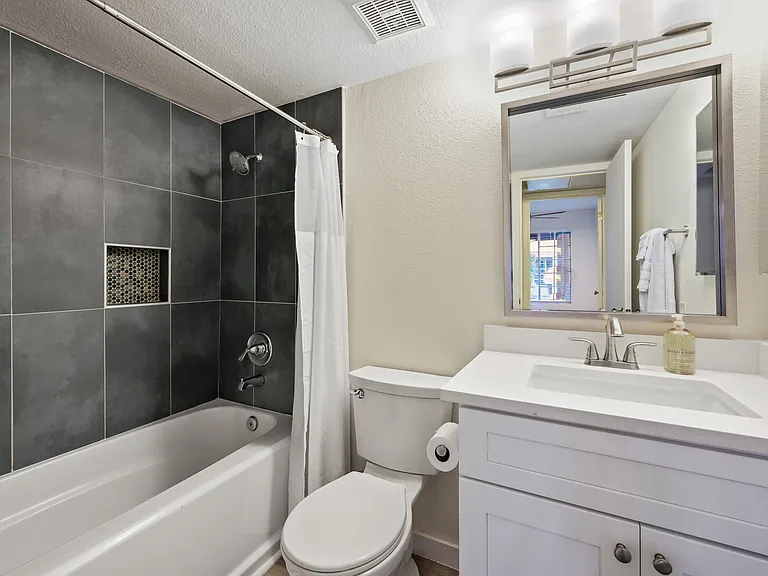 2143 E Center Ln #1 — Photo 8