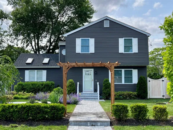 120 Clinton Ave, East Patchogue, NY 11772