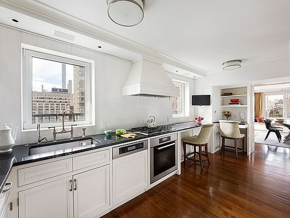 4th image of 114 E 72nd St #Penthouse