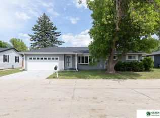 6 N Circle Dr, York, NE 68467