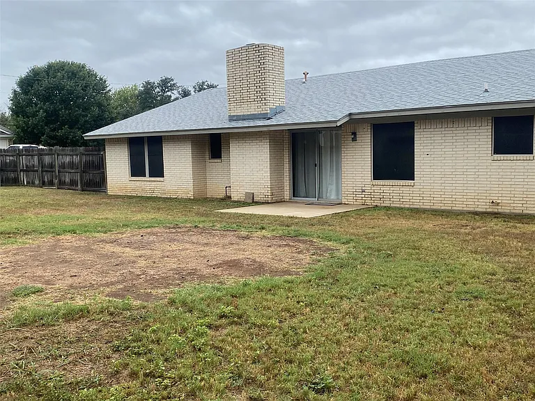 1806 Sierra Dr — Photo 2