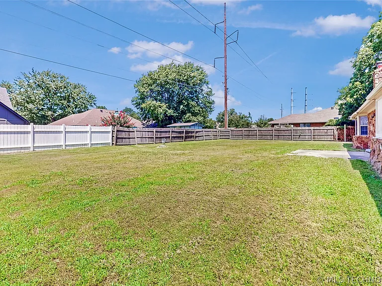 4004 S Maple Ave — Photo 24