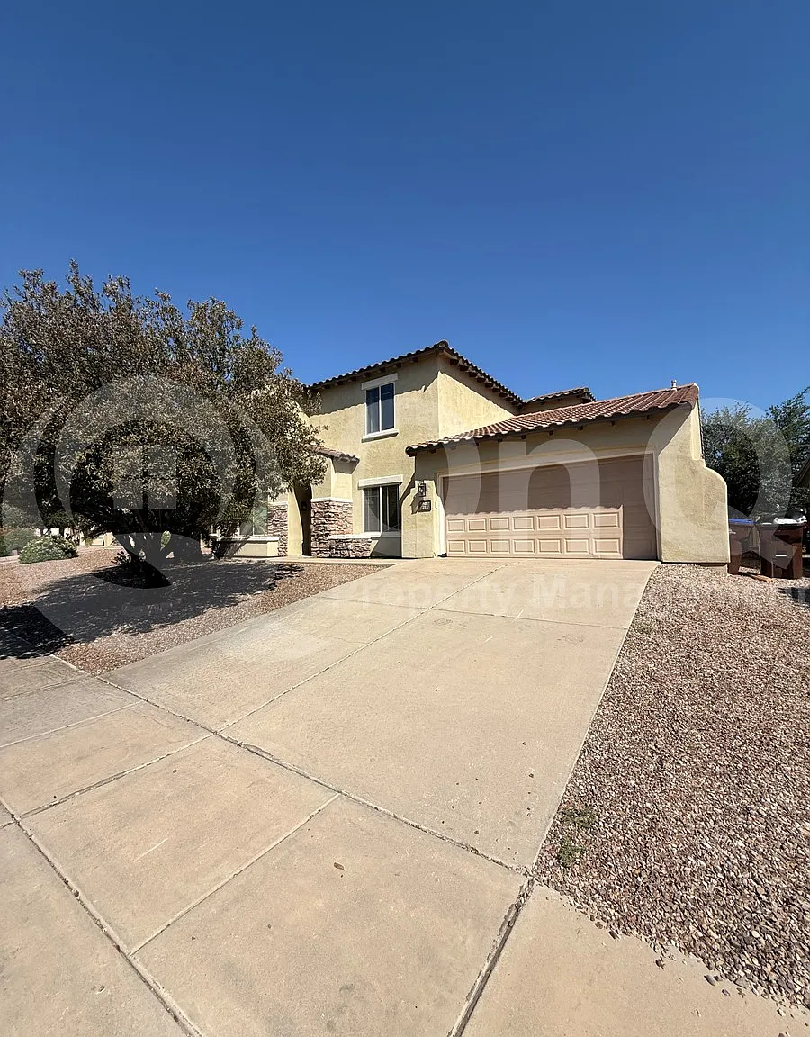 6 bed, 3.5 bath, 2758 sqft, $2,400 — Photo 2