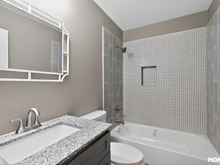 UPSTAIRS FULL BATHROOM
