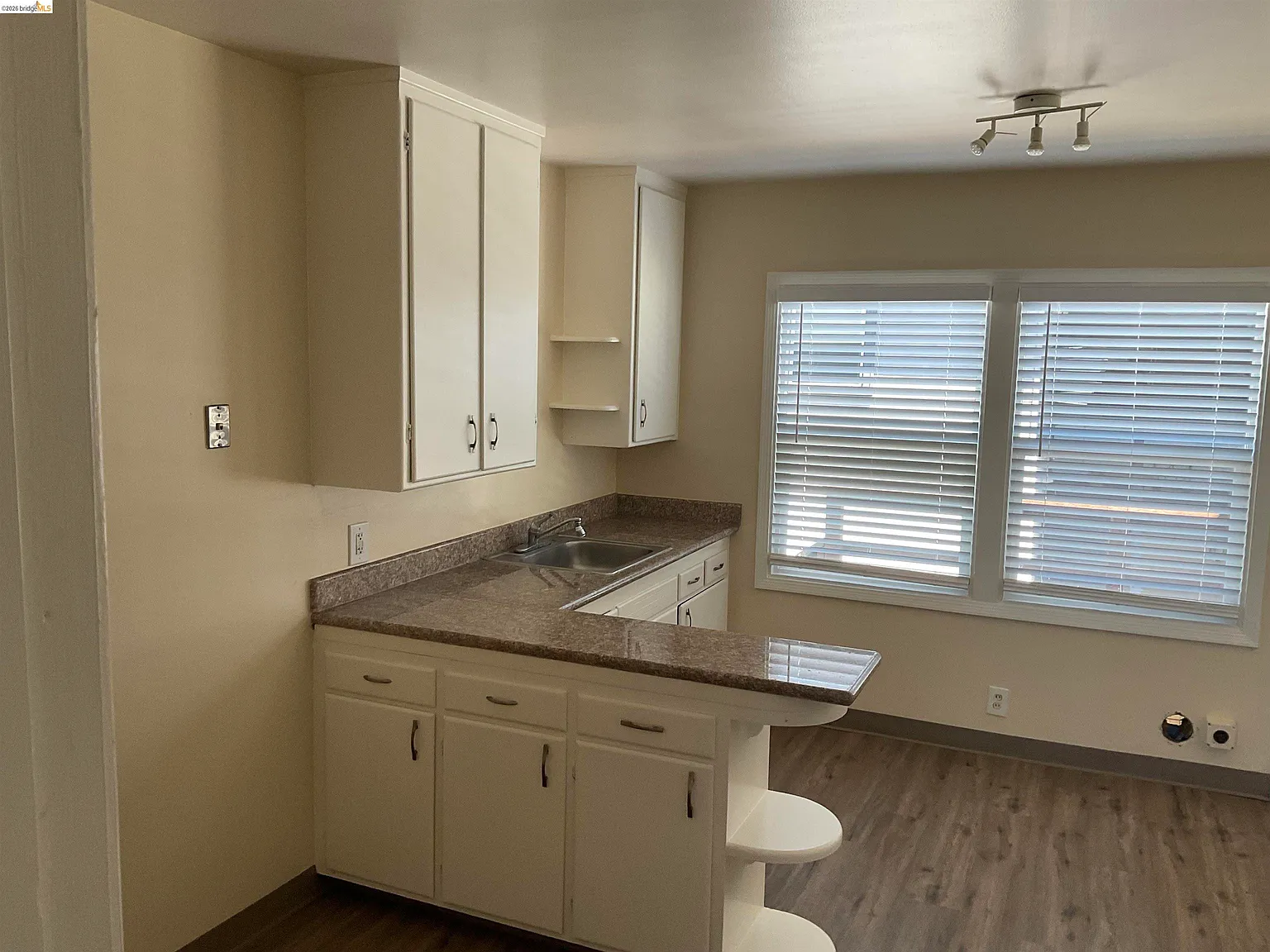2 bed, 898 sqft, $2,195 — Photo 2
