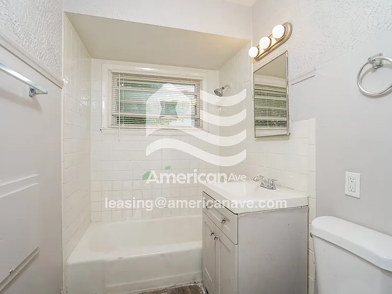 1554133_012_bathroom_13988360.jpg