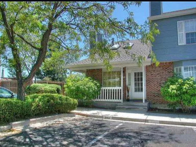 2162 Giltshire Dr — Photo 2