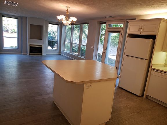 Livingroom with Gas Fireplace