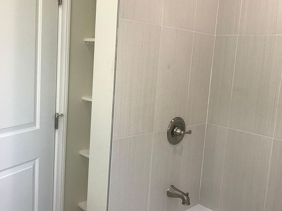 En-suite bathroom w shower/tub combo