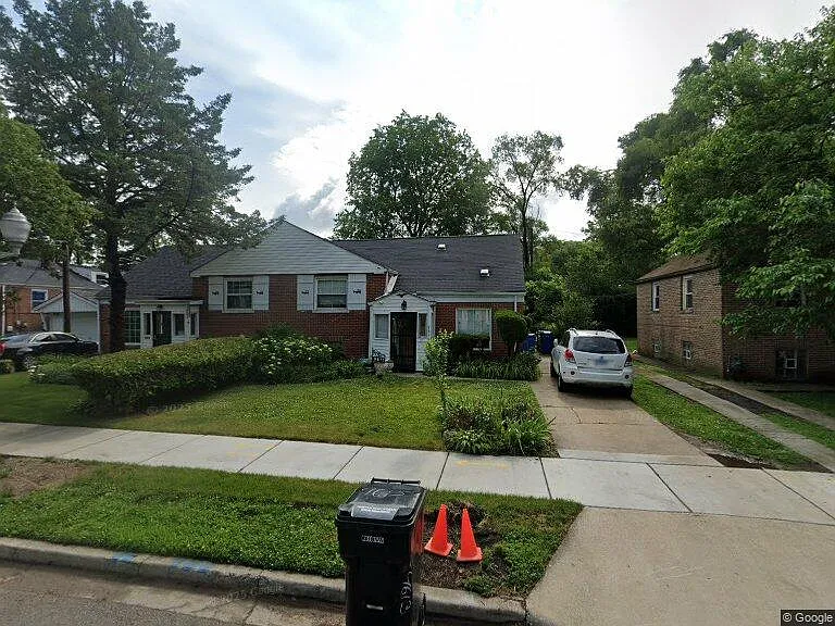 3 bed, 981 sqft, $2,176 — Photo 1