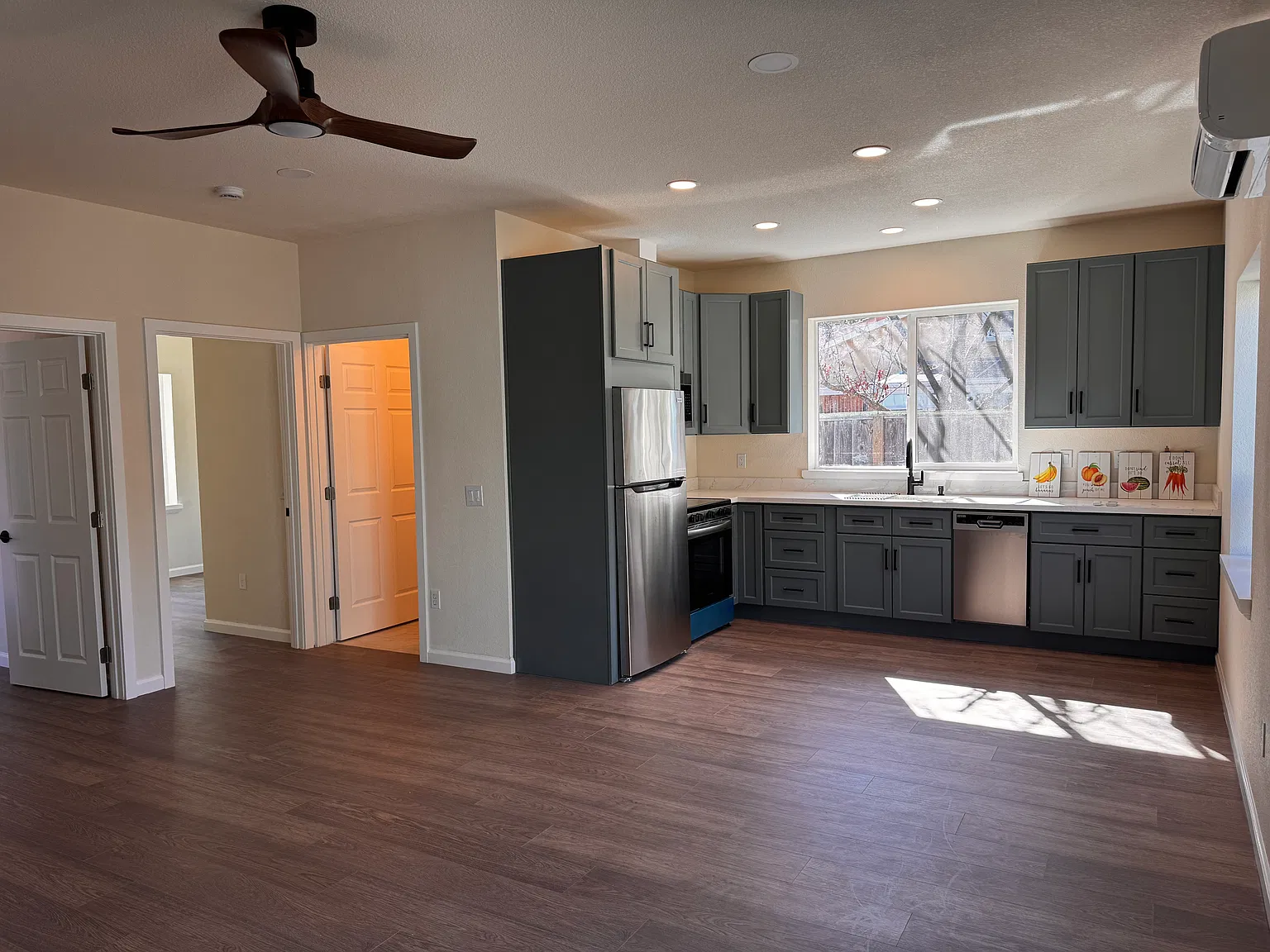 2 bed, 750 sqft, $2,400 — Photo 2