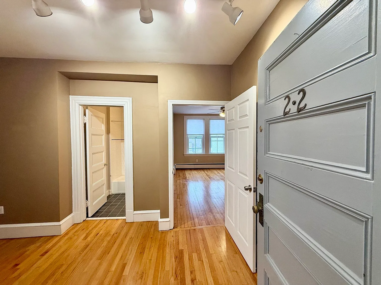 3 bed, 727 sqft, $3,300 — Photo 3