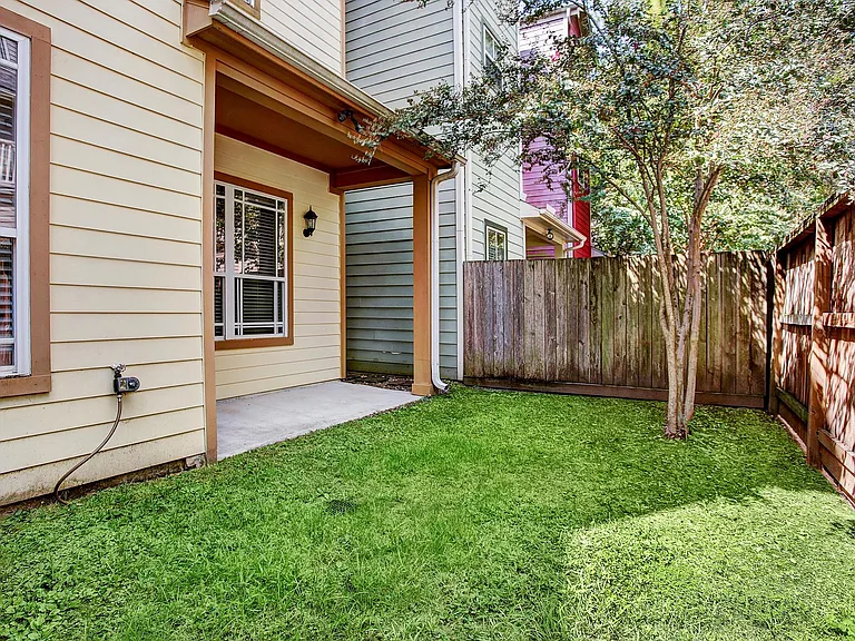 1140 Robbie St — Photo 16