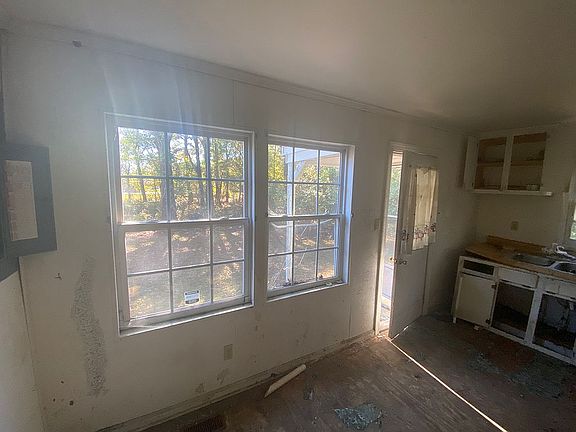5th image of 218 S Main St