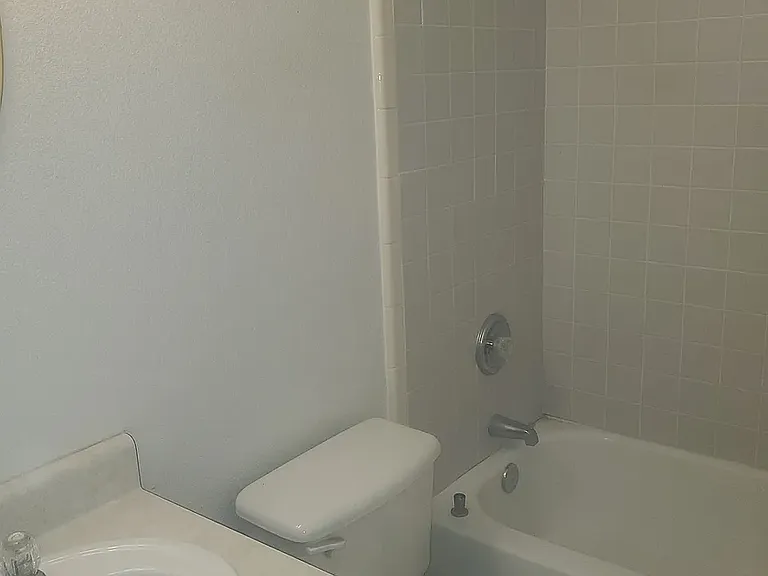 908 W Avenue B #2 — Photo 1