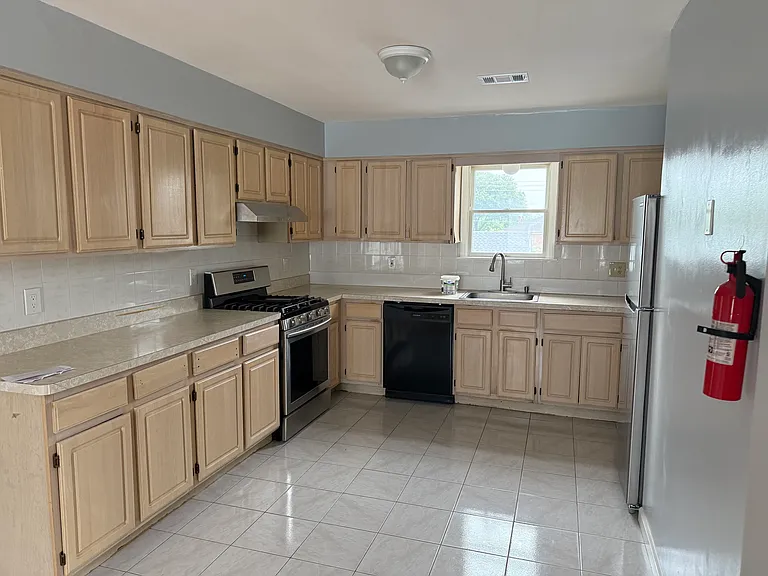 715 Mack Pl #2 — Photo 9