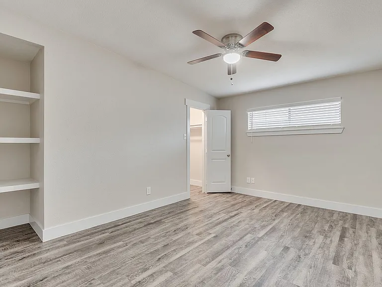 Oak Street Flats: Ranch Style Fully Remodeled Come Check Us Out — Photo 33