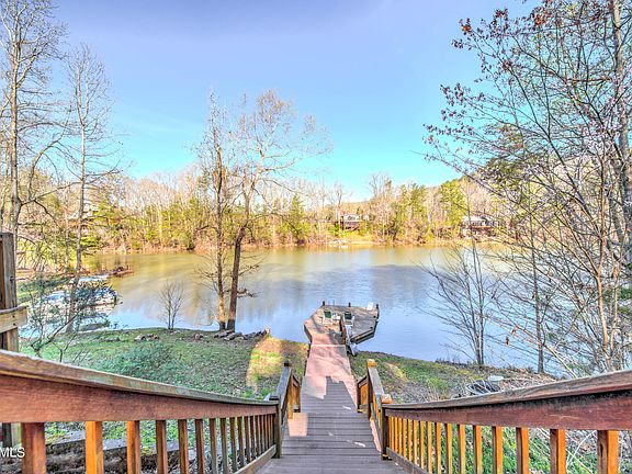 5th image of 705 Laurel Lake Cir