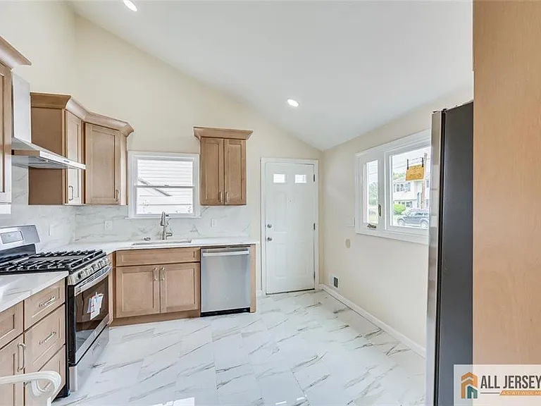 42 Hyde Ave — Photo 8