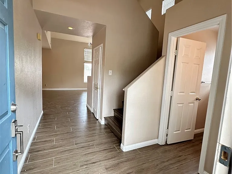 2024 Shining Feather Ln — Photo 2