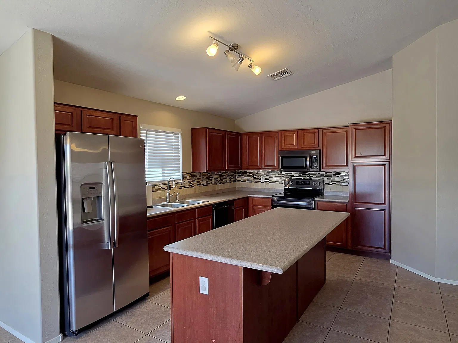 4 bed, 1642 sqft, $2,100 — Photo 1
