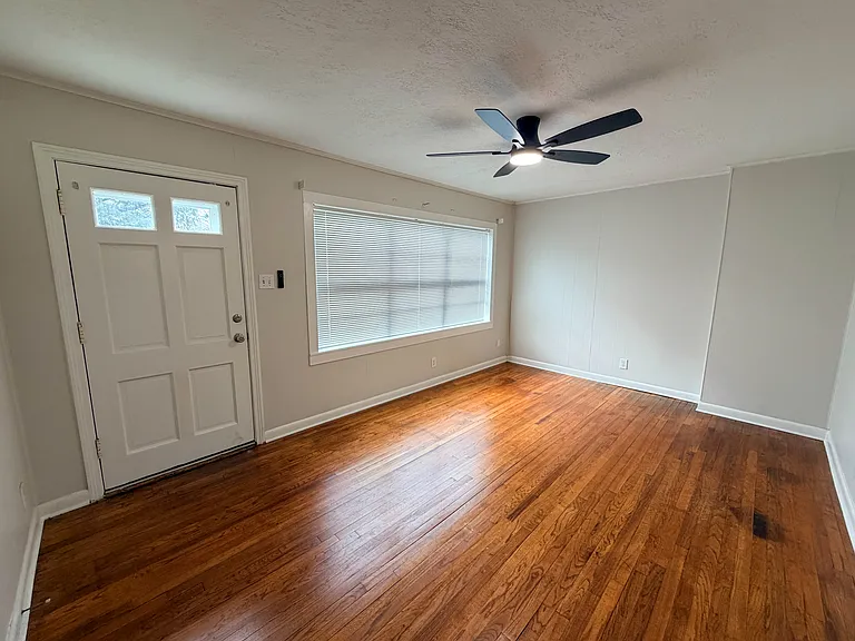 909 Lake Court Dr — Photo 3