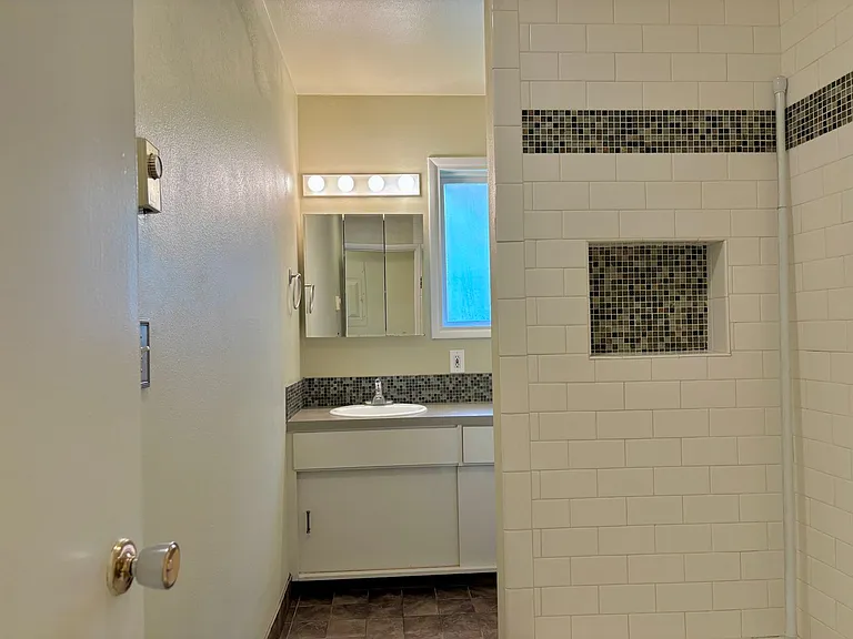300 Lincoln St — Photo 11