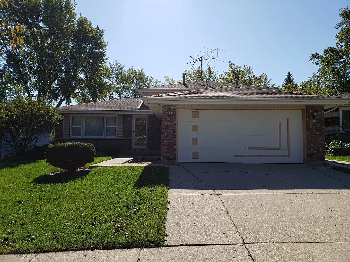 821 E Marshall Ct photo 1