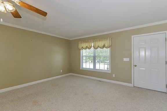4th image of 704 Apple St