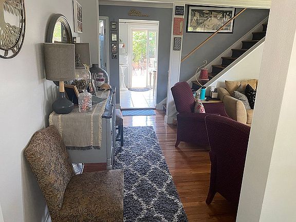 3rd image of 385 De Mott St