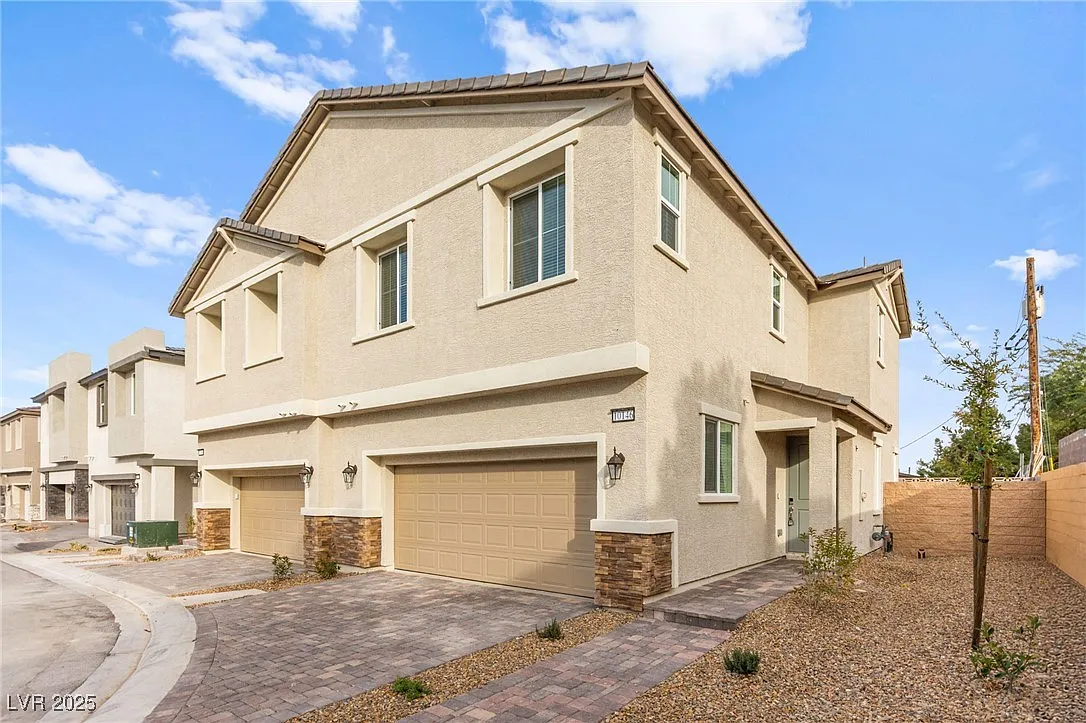 3 bed, 2.5 bath, 1829 sqft, $2,250 — Photo 1