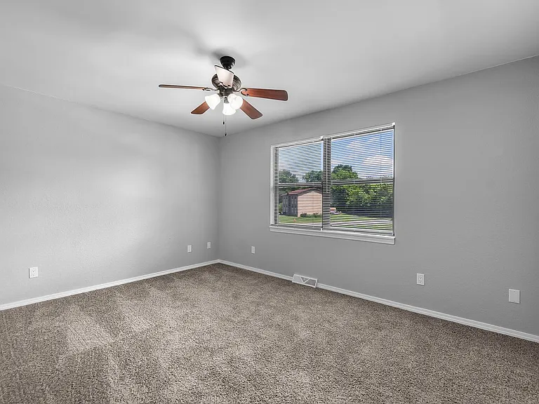 2563 Lisa Dr — Photo 15