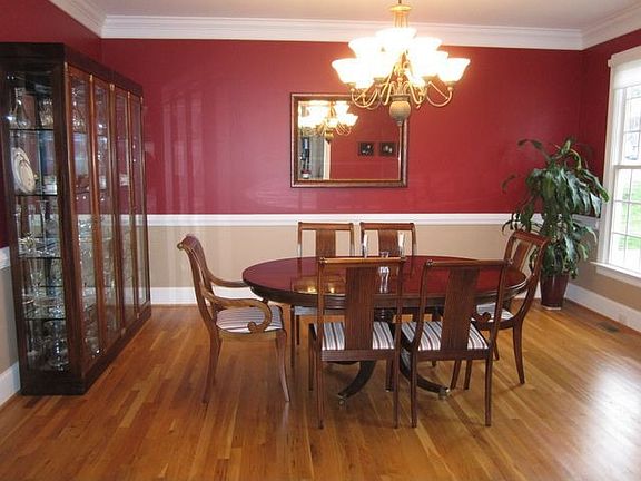 Dining Room: Transom over doorway to foyer 