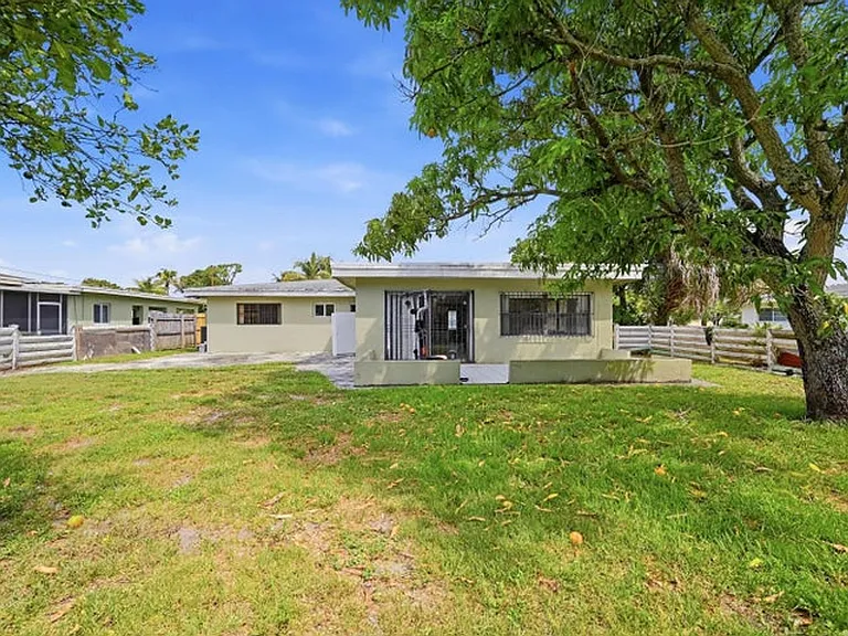 740 E Evanston Cir — Photo 14