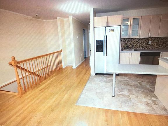 2nd image of 135 Bay 50th St