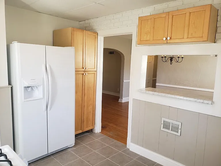 556 S Clay Ave — Photo 6