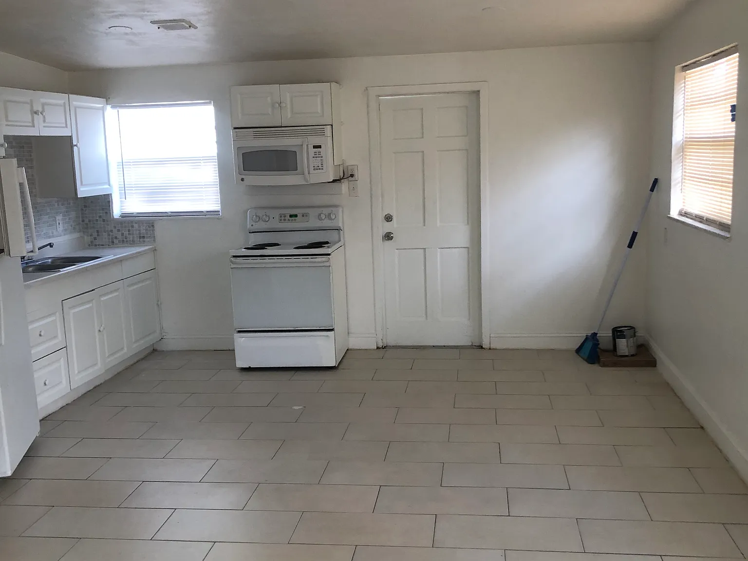 3 bed, 1120 sqft, $2,500 — Photo 3
