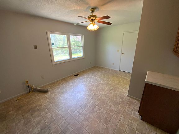 4th image of 806 Hillside Dr