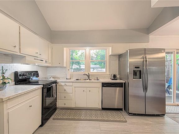 4th image of 412 Wilshire Cir