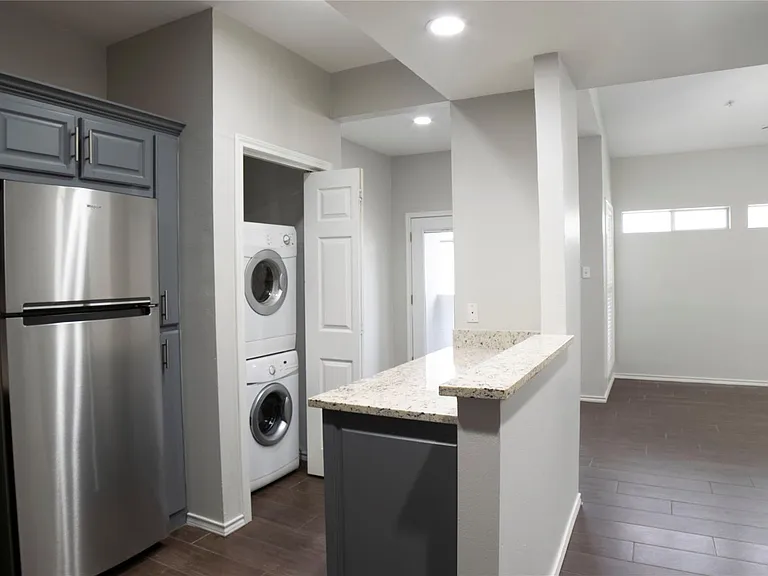 4104 N Hall St #331 — Photo 1