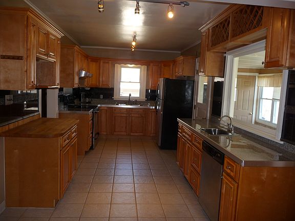 Kitchen w ceramic tile floor