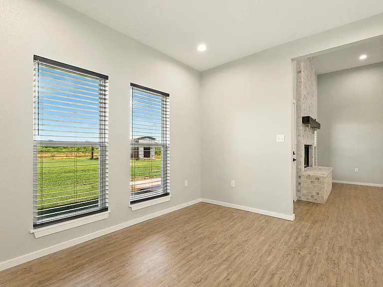 7433 FM 603 — Photo 26