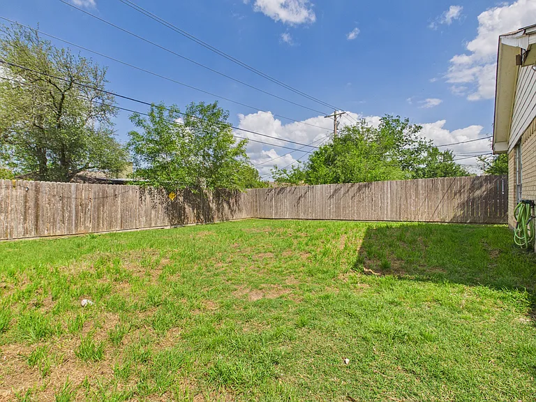 1813 Langford St — Photo 28
