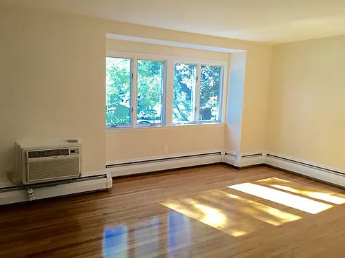 1017 W Roxbury Pkwy Photo 1