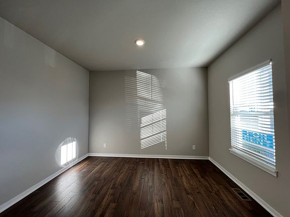 5th image of 10433 Powell Ave